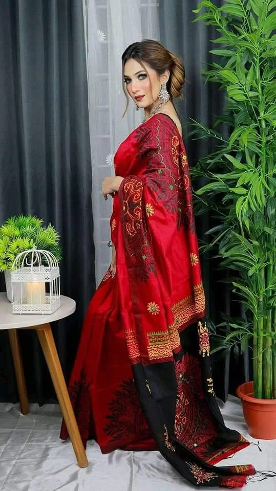 🌸 নকশি টাঙ্গাইল শাড়ি – বাংলার গল্পে বোনা এক আবেগ 🌸